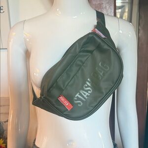 New crossbody or fanny Stylish Green Stash Bag . Ajustable straps